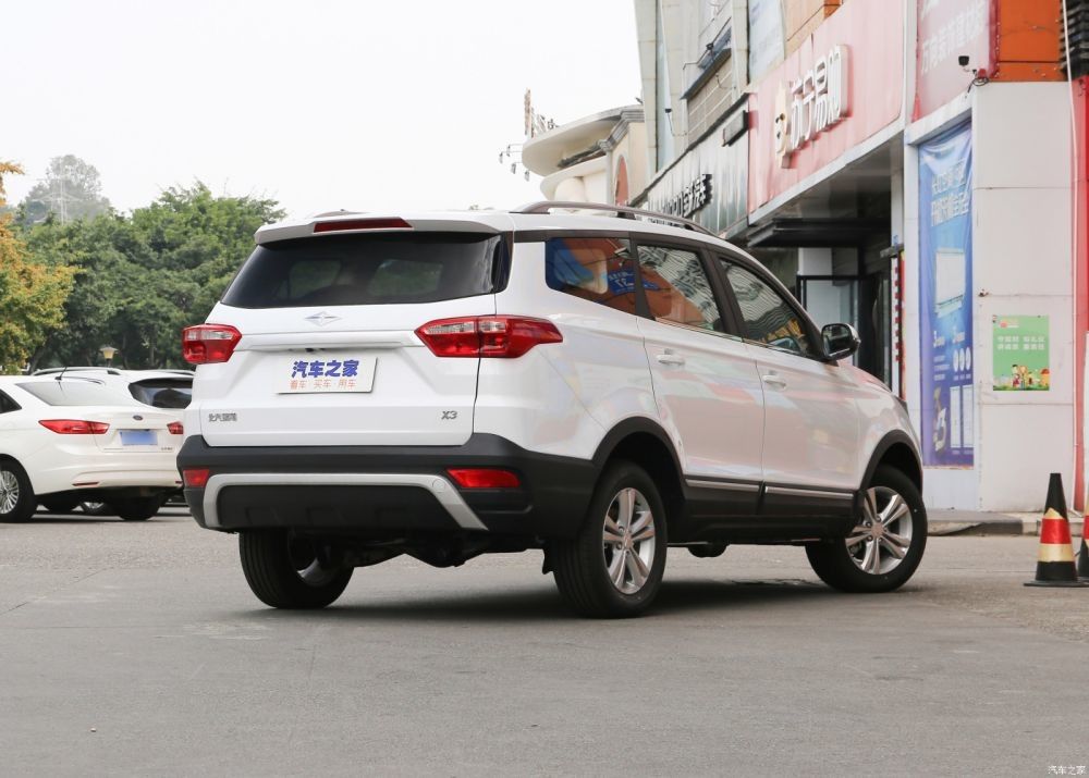 Compact Sport Vehicle 1.5L Gasoline SUV Large Space 7 Seat SUV Baic Ruixiang X3