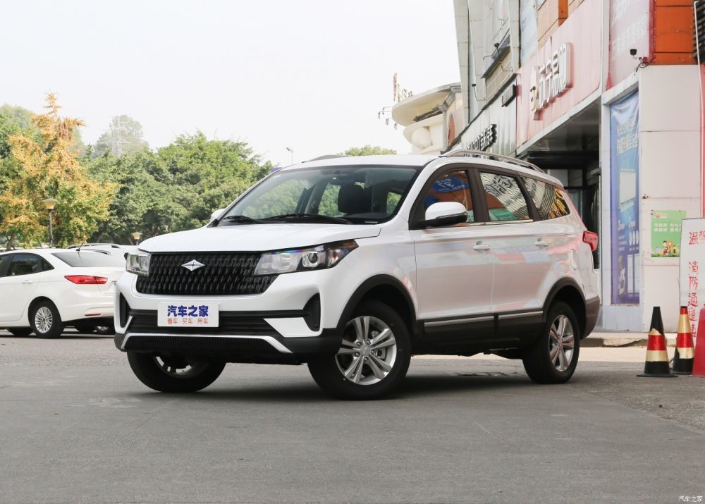 Compact Sport Vehicle 1.5L Gasoline SUV Large Space 7 Seat SUV Baic Ruixiang X3