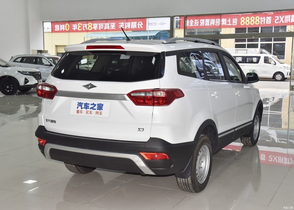 Compact Sport Vehicle 1.5L Gasoline SUV Large Space 7 Seat SUV Baic Ruixiang X3