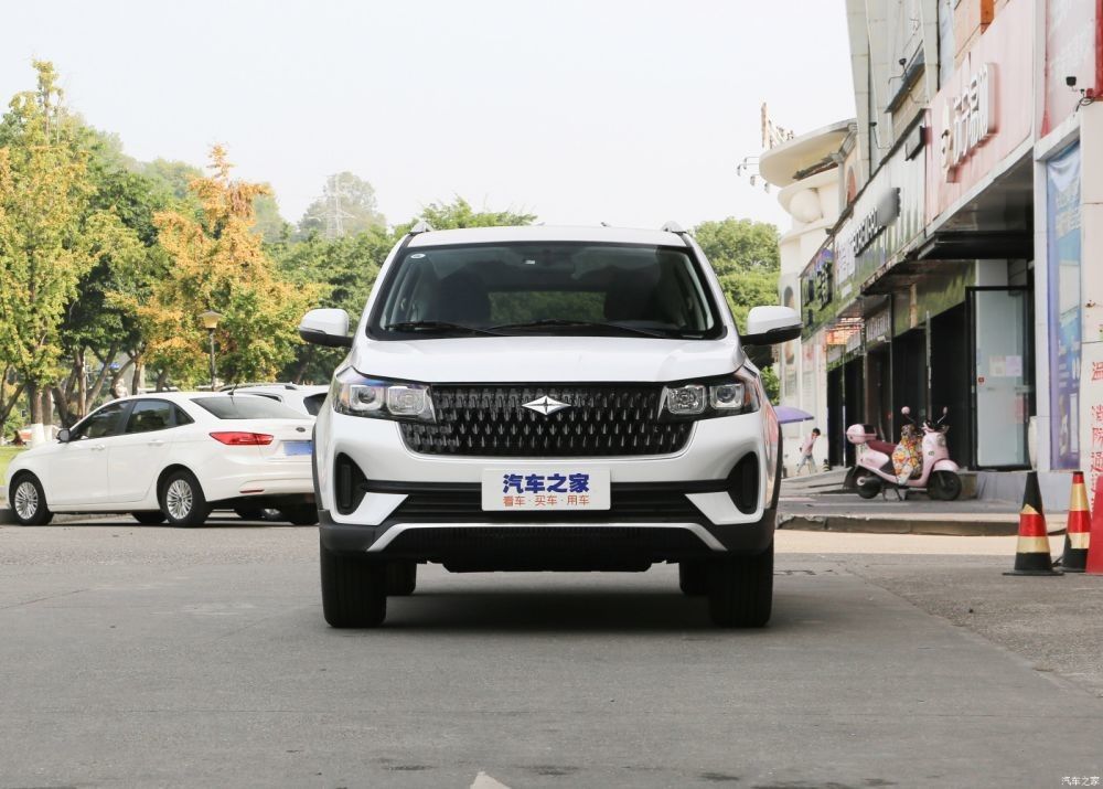 Compact Sport Vehicle 1.5L Gasoline SUV Large Space 7 Seat SUV Baic Ruixiang X3