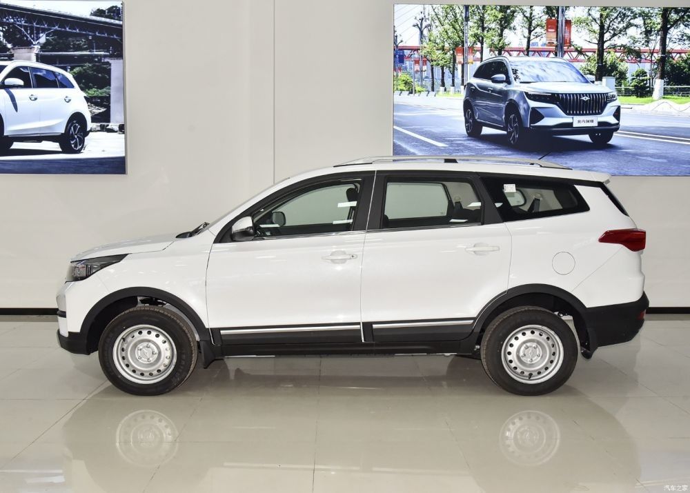 Compact Sport Vehicle 1.5L Gasoline SUV Large Space 7 Seat SUV Baic Ruixiang X3
