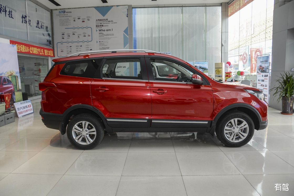 Compact 7 Passengers SUV BAIC Ruixiang X3 1.5L China VI Standard Family Car