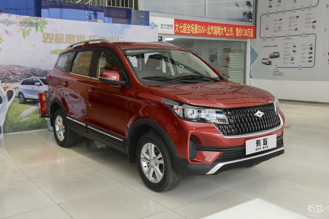 Seven Seater Family Gasoline Hatchback 1.5L Displacement And 3 Seat Rows Big Boot
