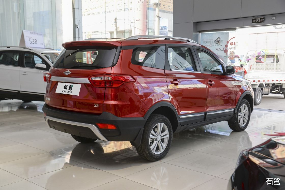 Seven Seater Family Gasoline Hatchback 1.5L Displacement And 3 Seat Rows Big Boot
