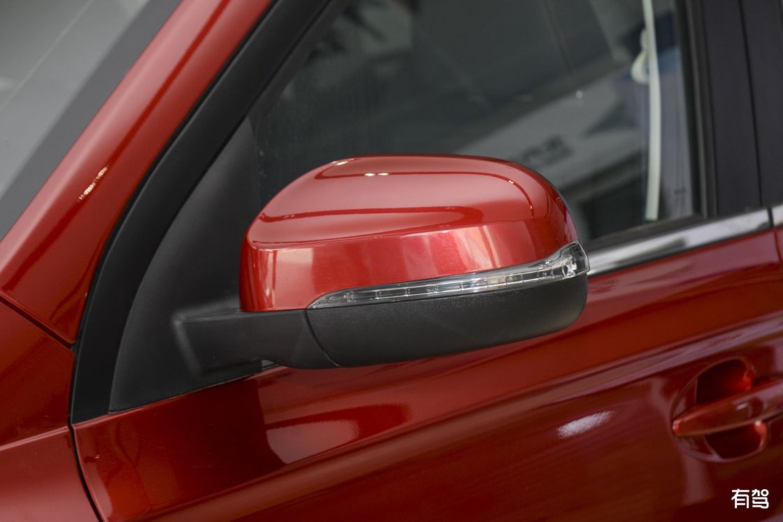 Seven Seater Family Gasoline Hatchback 1.5L Displacement And 3 Seat Rows Big Boot