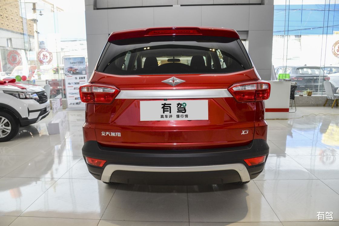 Seven Seater Family Gasoline Hatchback 1.5L Displacement And 3 Seat Rows Big Boot