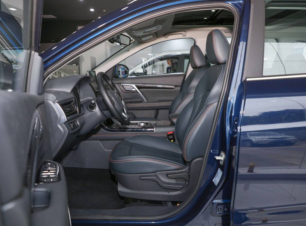 High Tech Gasoline 7-Seater SUV From BAIC With 6 Gear 1.5L Fuel Hatchback