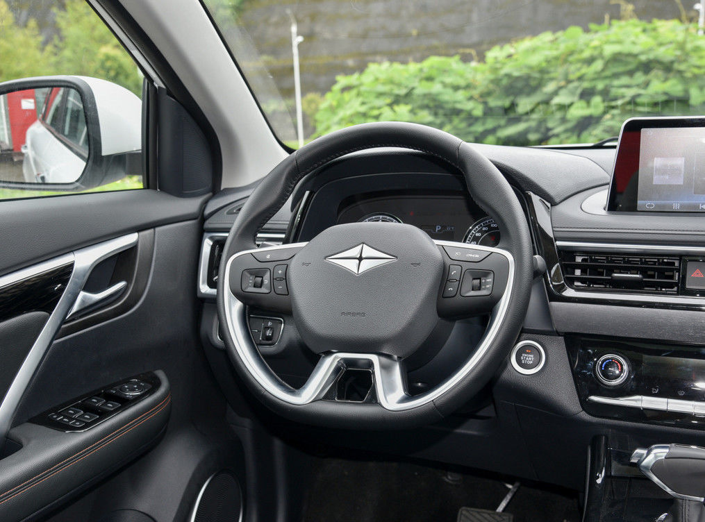 High Tech Gasoline 7-Seater SUV From BAIC With 6 Gear 1.5L Fuel Hatchback