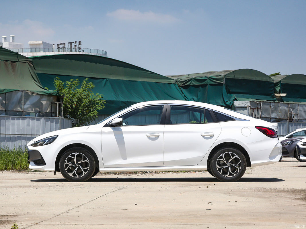 Hot Selling 2023 MG5 1.5L 180DVVT 5 Seats 4 Doors Automatic Sedan White/yellow Gasoline Car Deluxe Version